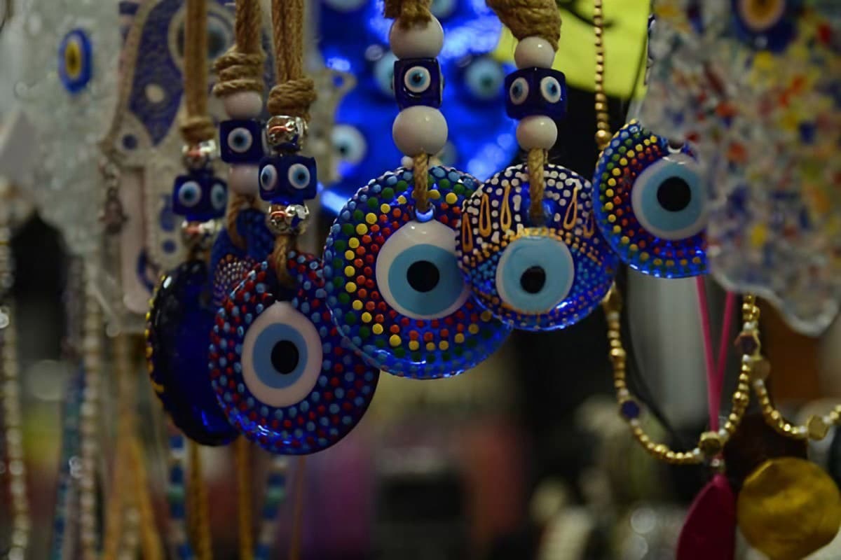 Amuletos y hechizos en Santiago para atraer a la buena suerte